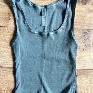 SKIMS Fitted Cropped Tank Top